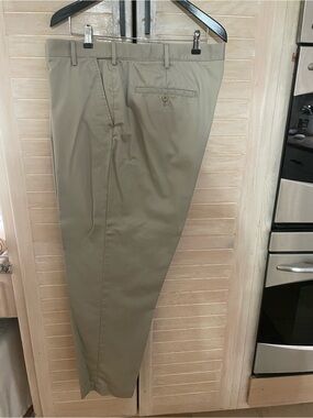 Izod Men's flat front Chinos in Light Khaki 46 32 size